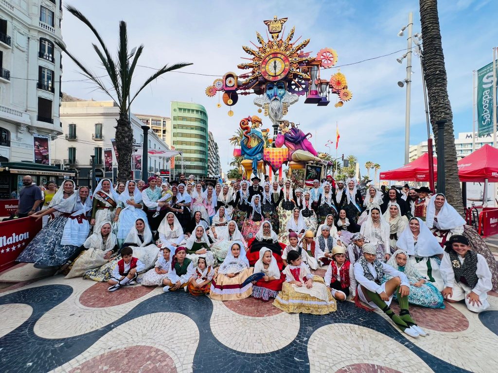 Ofrenda en familia Hoguera Explanada 2025
