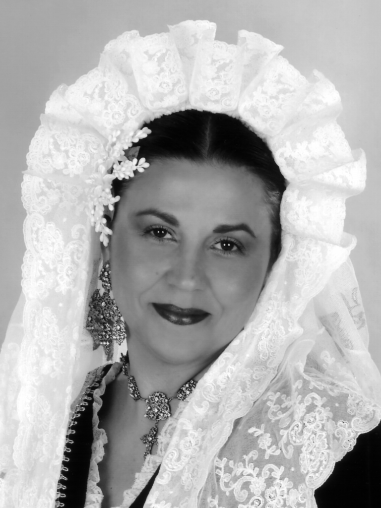 Dama adulta hoguera explanada 2005